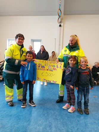 een cheque voor de dierenambulance van Sarkonschool de Driemaster